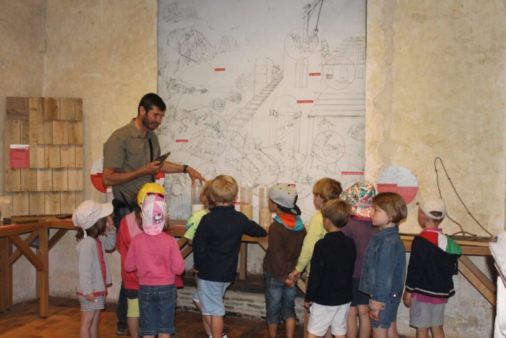 Groupe scolaire en visite dans l'exposition permanente de l'abbaye