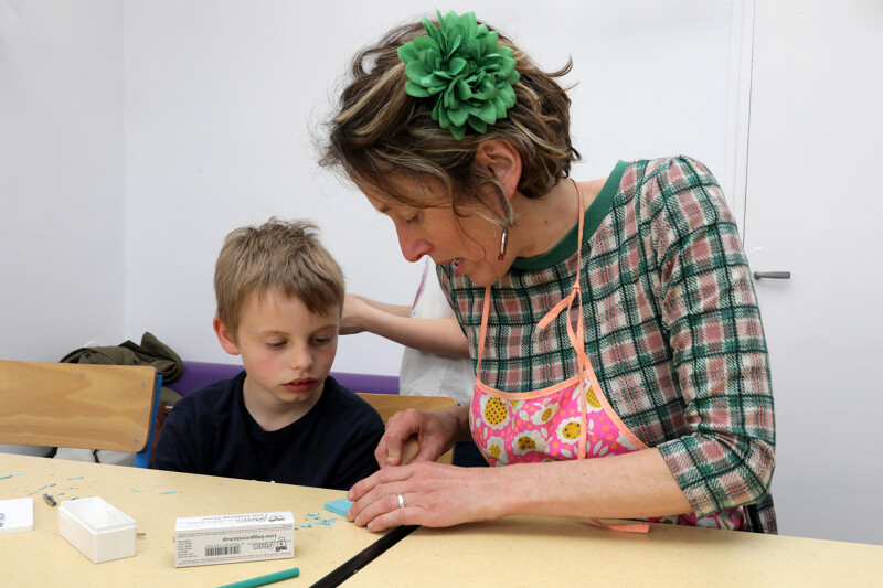 Mathilde Loisel avec un enfant de l'école de Hambye au cours d'un atelier gravure