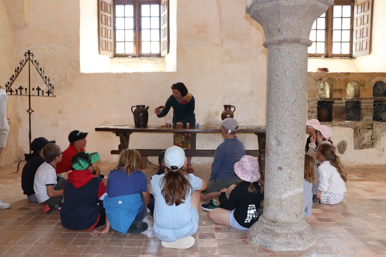 Groupe d'enfant devant une médiatrice dans le scriptorium de l'abbaye