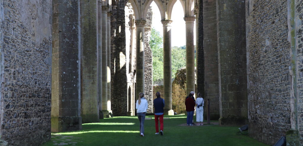 Visiteurs individuels dans l'église abbatiale