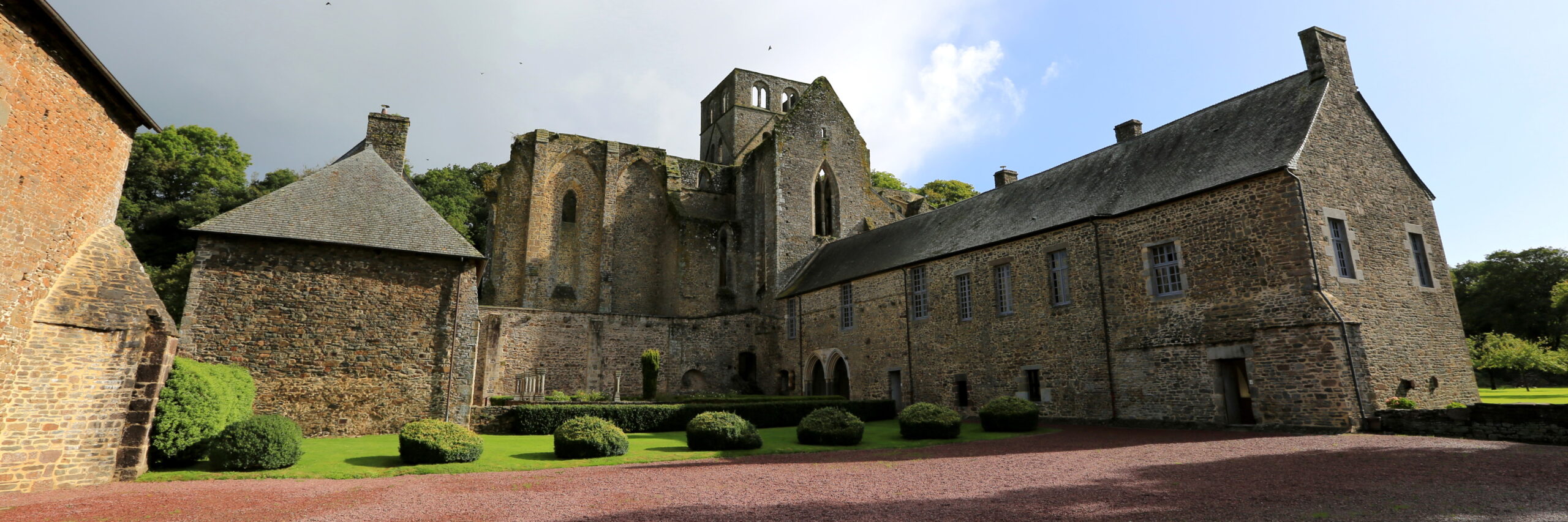 L'Abbaye de Hambye | Un abbaye médiévale préservée, de la ruine au lieu ...