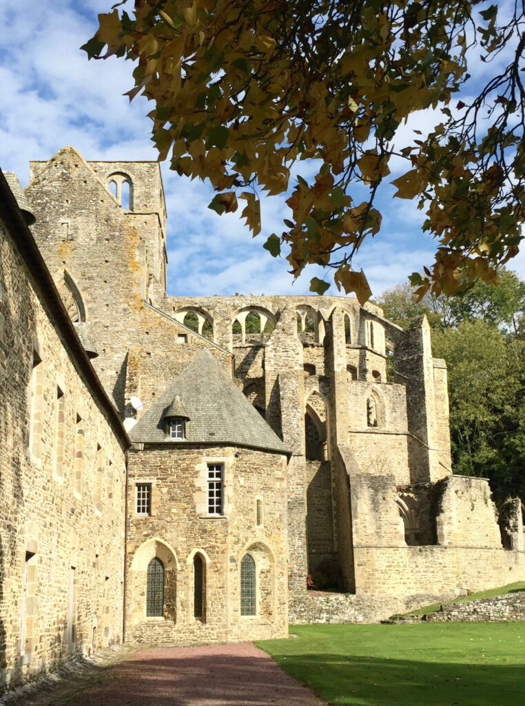 Le chevet de l'abbaye de Hambye en automne