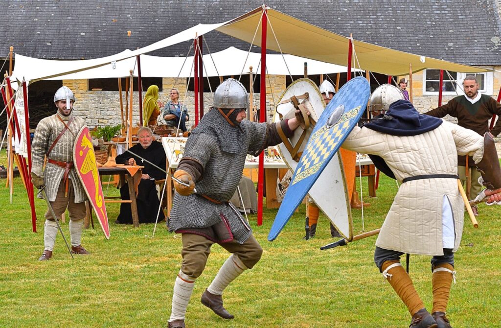 Demonstration de combats à l'épée par la confrérie normande