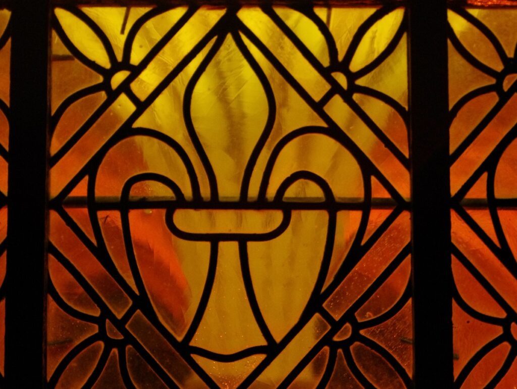 Vitrail de la salle du chapitre éclairé depuis l'intérieur