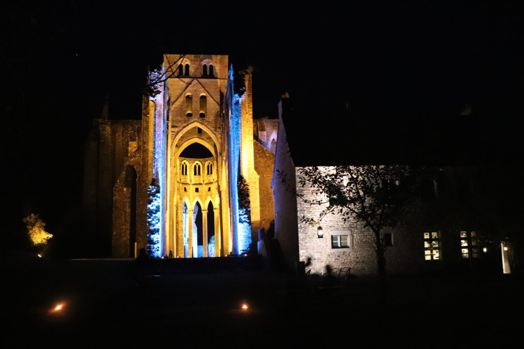 Abbatiale à la nuit tombée