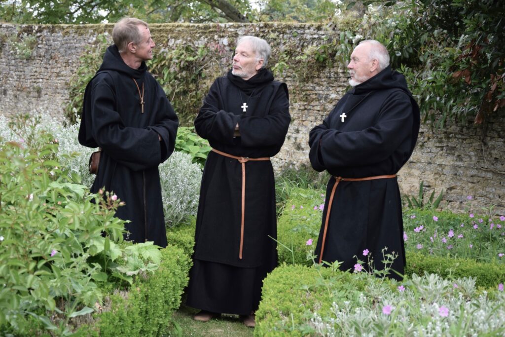 Moines dans un jardin