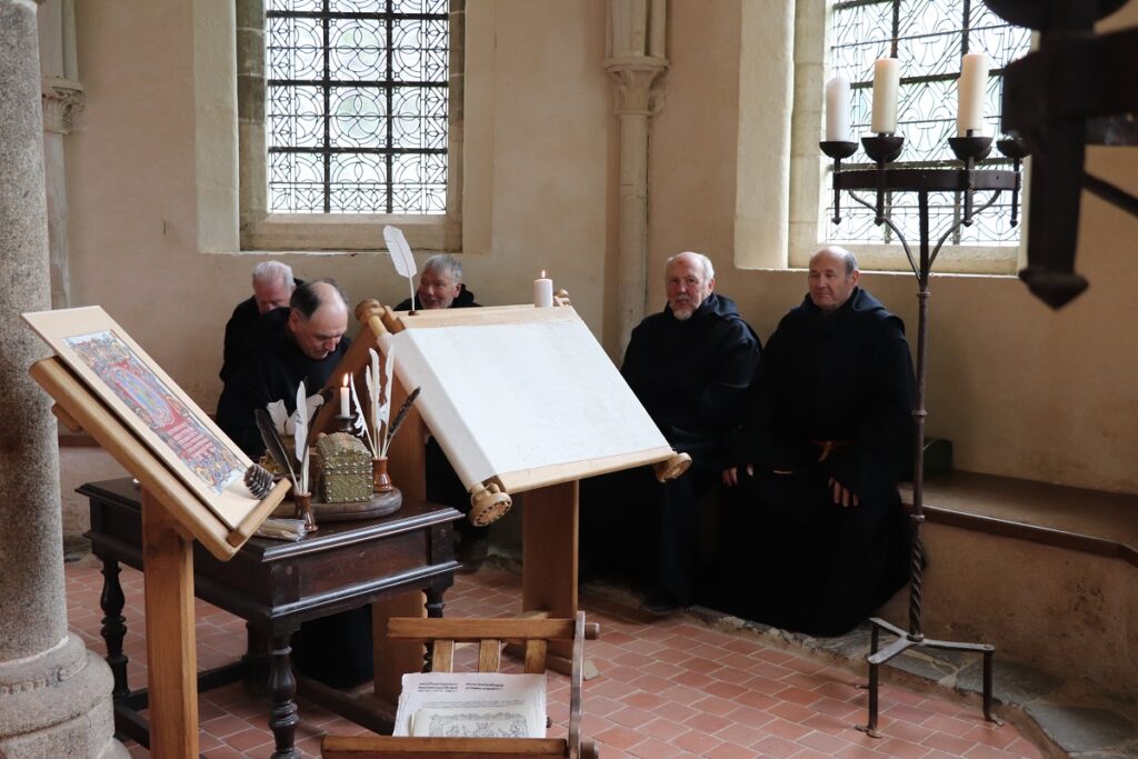 Moines dans la salle du chapitre