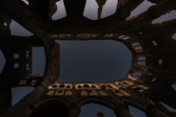 Ruines de l'église abbatiale. Vue vers le ciel étoilé