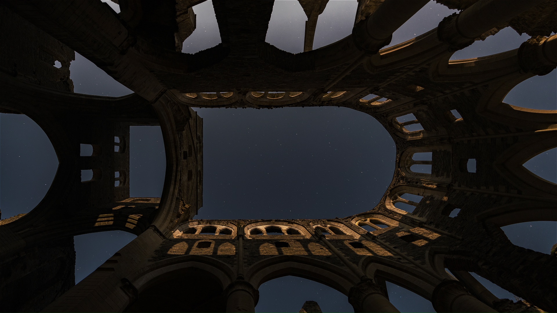 Ruines de l'église abbatiale. Vue vers le ciel étoilé