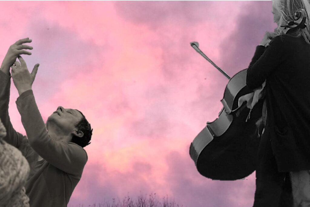 Sophie Quénon et Birgit Yew devant un ciel de crépuscule rose