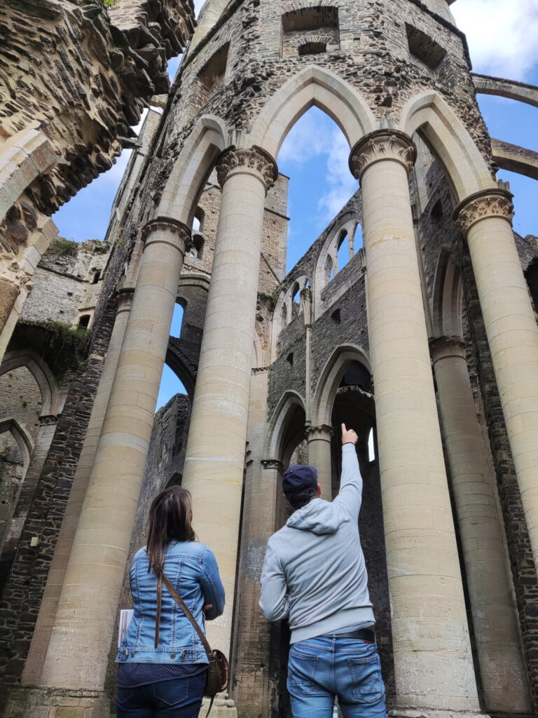 Visiteurs dans l'église abbatiale