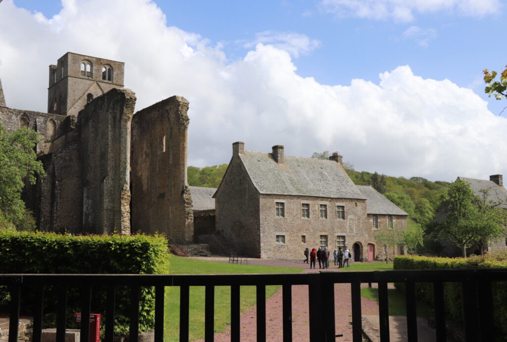L'abbaye vue de la porterie au printemps