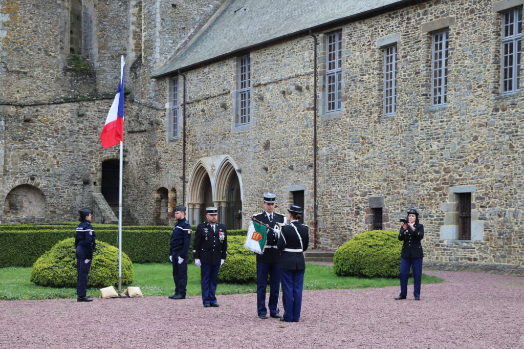 remise du fanion de la compagnie de Coutances