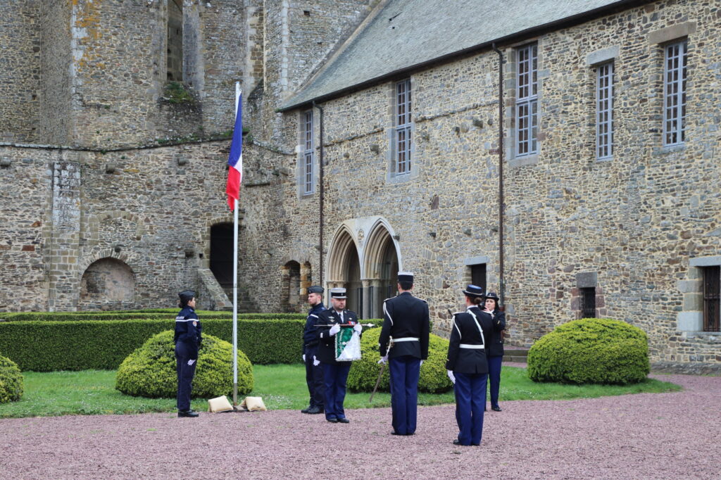 remise du fanion gendarmerie de Coutances