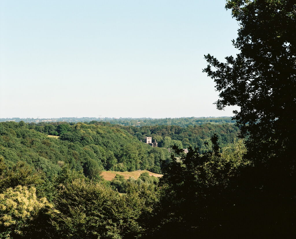 Vue de l'abbaye depuis l'espace naturel sensible