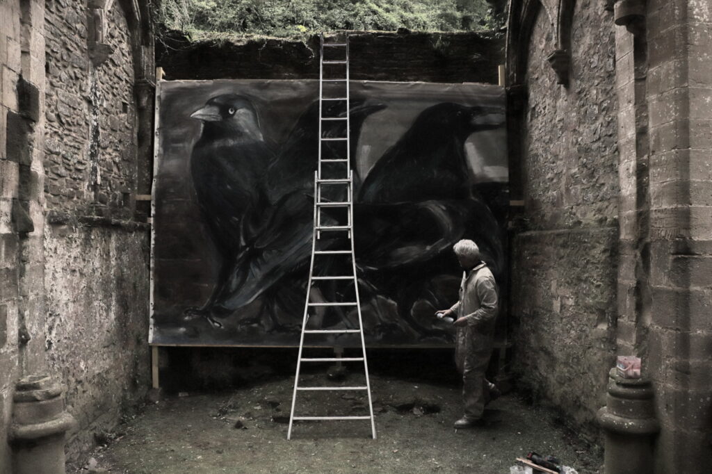 Installation de la bâche des choucas par Jean-Philippe Burnel dans une des chapelles rayonnantes de l'église abbatiale.