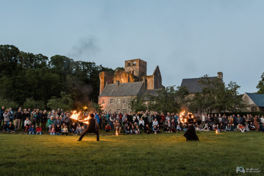 Jonglage de feu devant l'abbaye