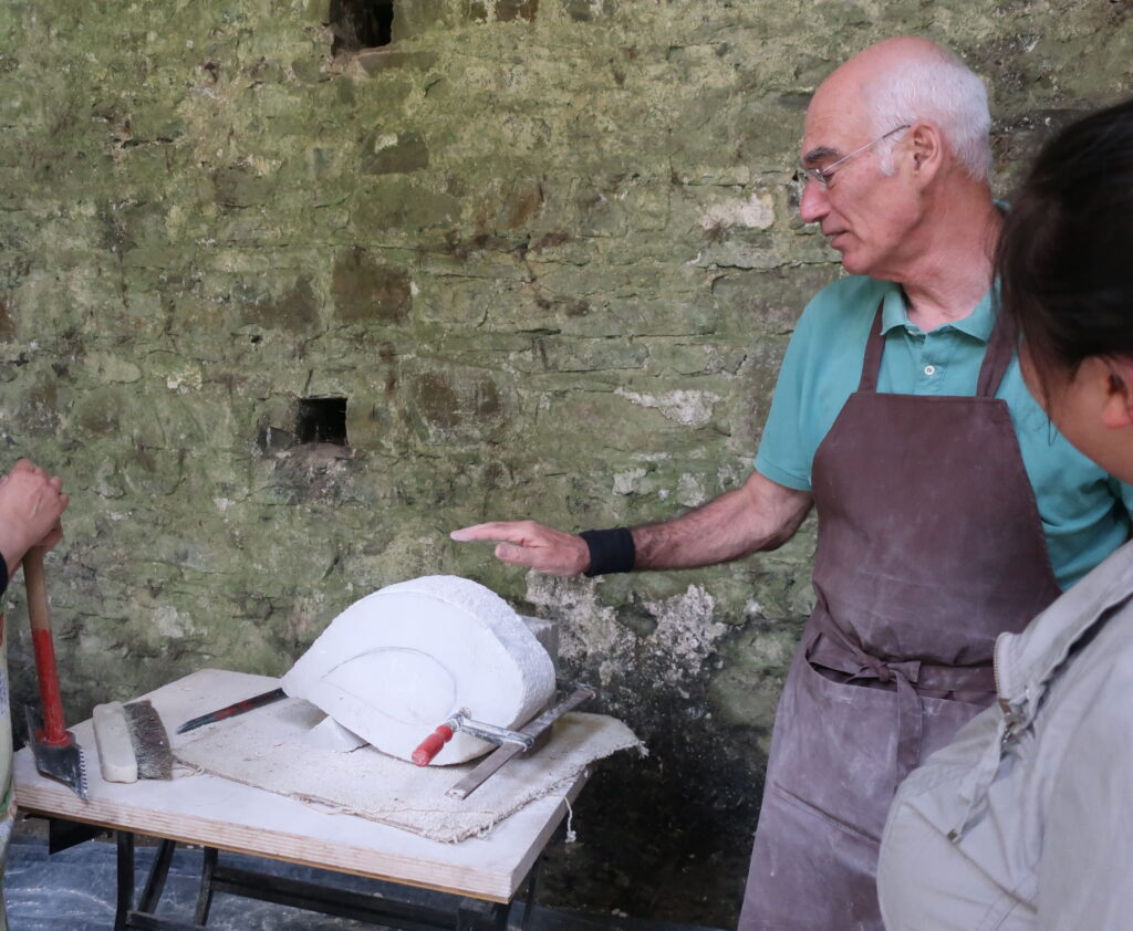 Alain Mainhagu pendant un atelier taille de pierre à l'abbaye de Hambye