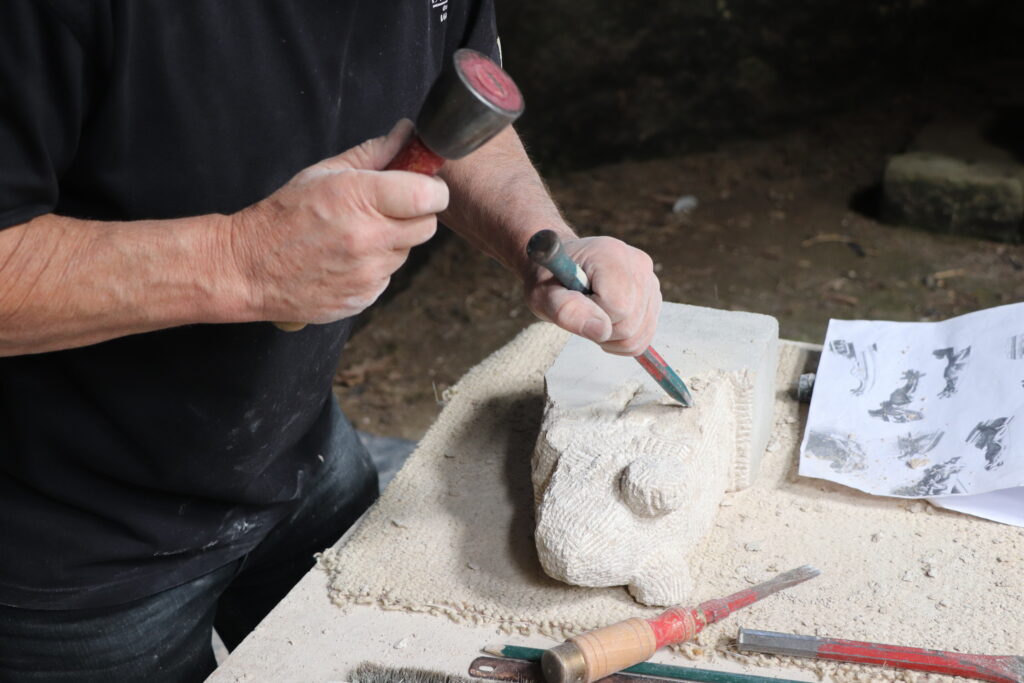 Atelier taille de pierre à l'abbaye de Hambye