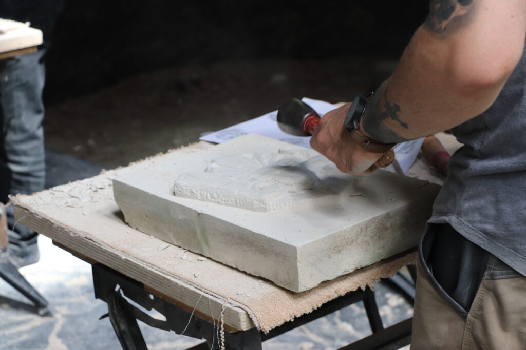 Atelier taille de pierre à l'abbaye de Hambye