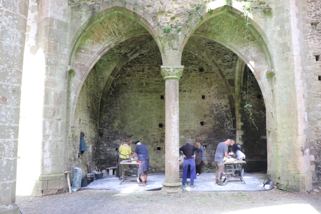 Atelier taille de pierre à l'abbaye de Hambye