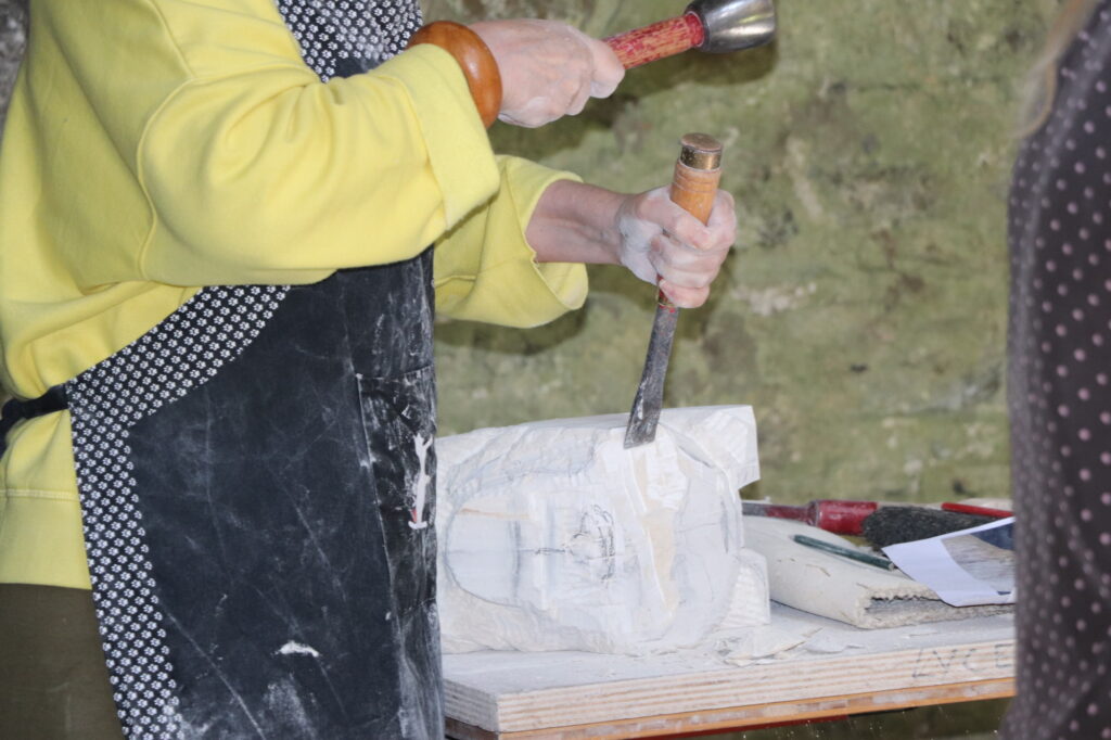 Atelier taille de pierre à l'abbaye de Hambye