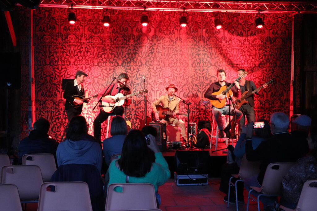 Musiciens sur la scène de la grange de l'abbaye