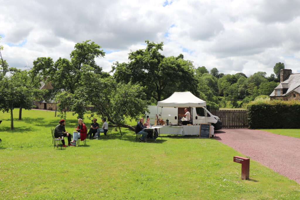 Food truck de la Ferme du refuge dans la cour de l'abbaye de Hambye