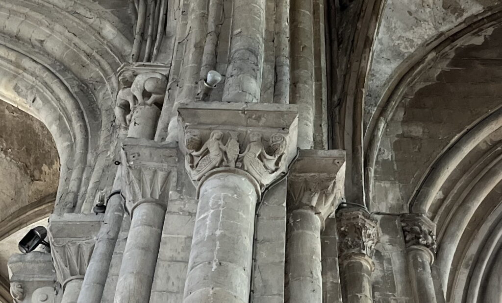 Sirènes sur un chapiteau d'église