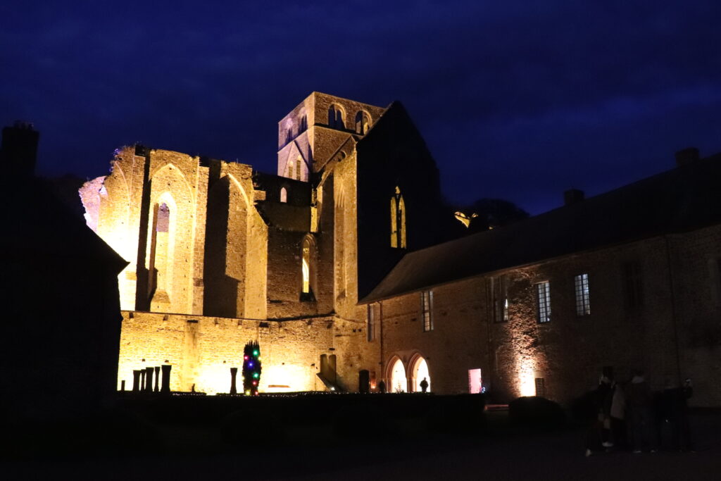 Cour monastique de l'abbaye de Hambye éclairée la nuit