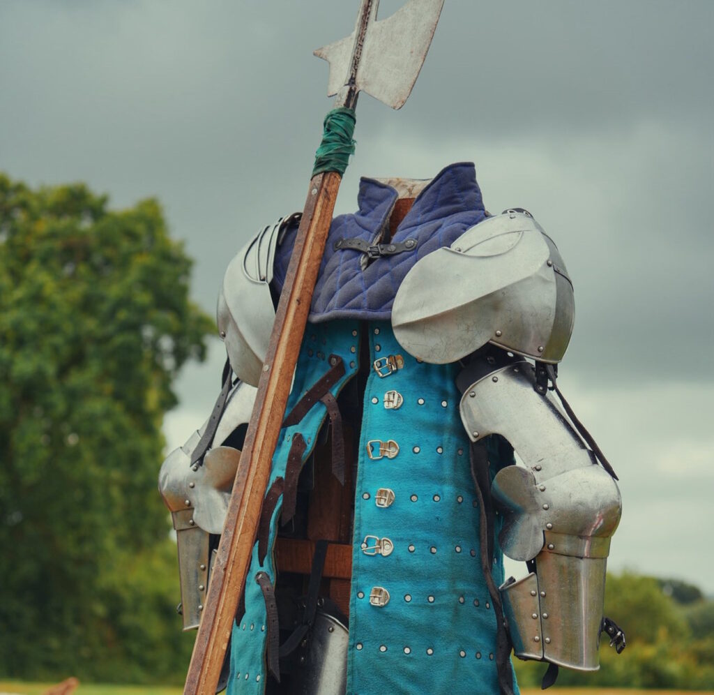 Un costume de combat médiéval sur un mannequin