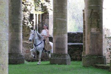 Concert equestre dans l'église abbatiale. Lucie Lebey sur son cheval blanc Takeo