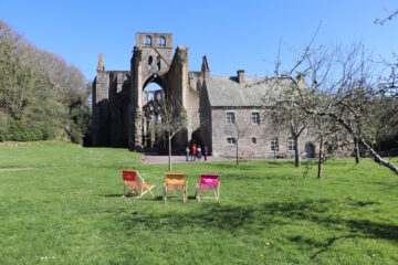 Trois transats devant l'abbaye de Hambye