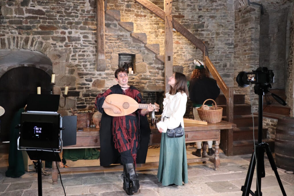 Les musiciens du groupe Courseval en tenue médiévale avec leurs instruments dans la cuisine des moines.