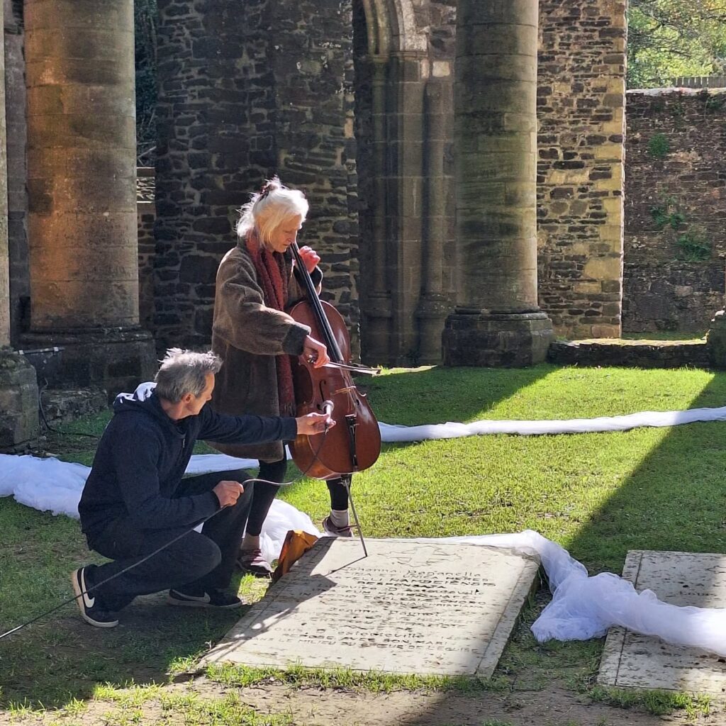 Birgit Yew et Philippe Fermin faisant des essais de son au sein de l'église abbatiale
