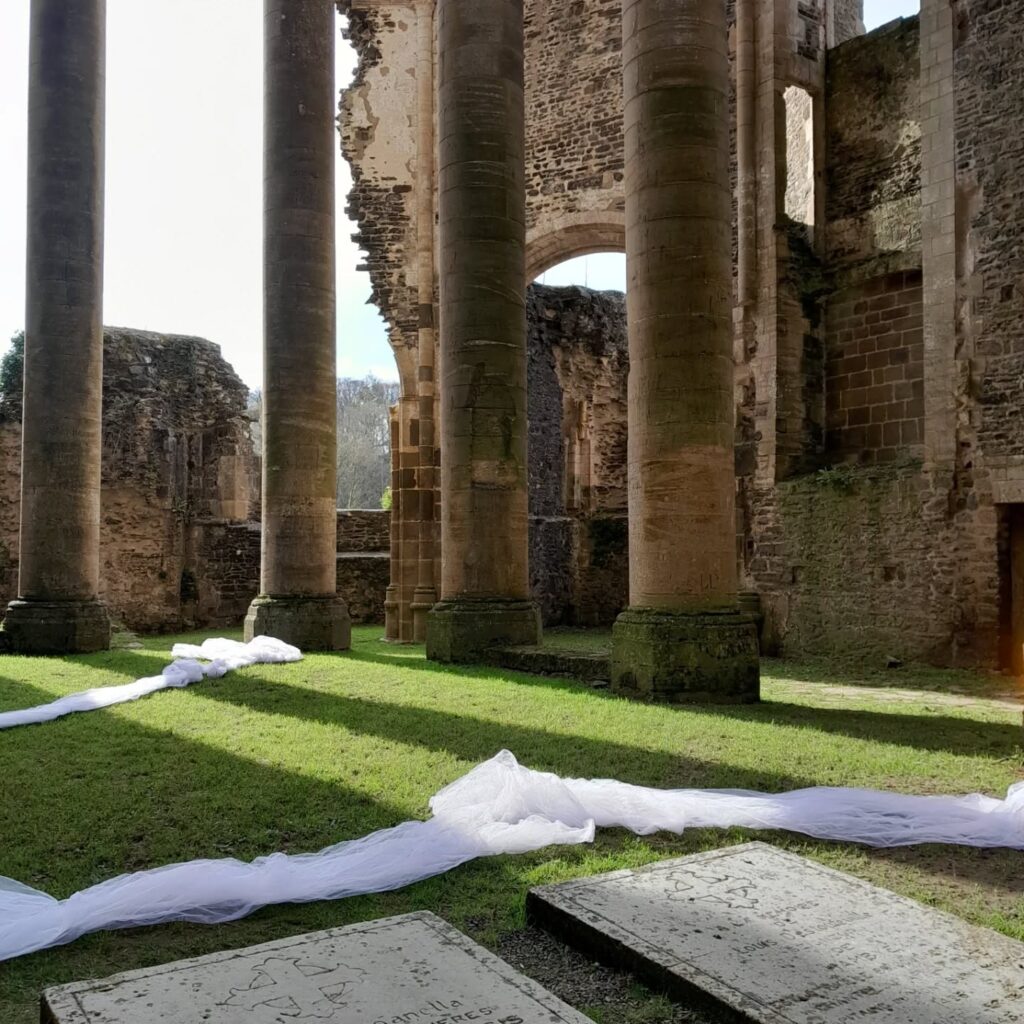 Un tissus blanc et déroulé au sol dans le choeur de l'église abbatiale en préparation du spectacle