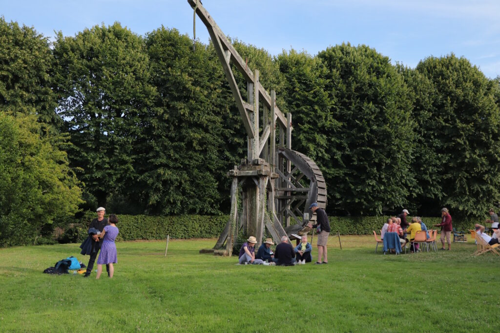 Pique-nique devant la grue à l'abbaye de Hambye.