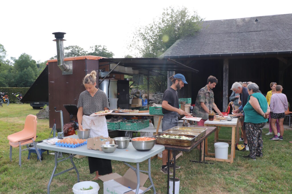 Le troubafour à la fabrication de pizzas devant la grange de l'abbaye de Hambye à l'occasion du festival à vélo Les rayonnantes en 2025.