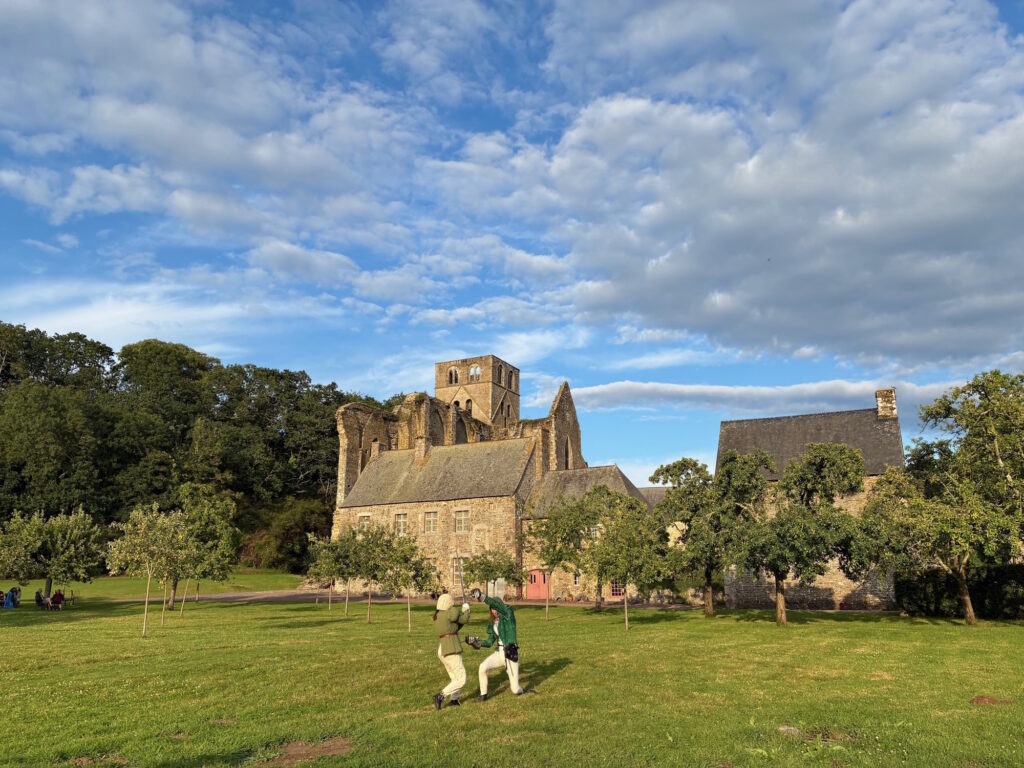 Démonstration de combat devant l'église abbatiale