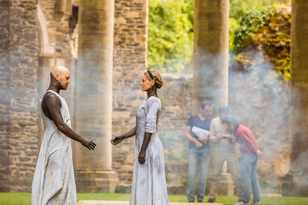 Deux danseurs en costume dans l'église abbatiale