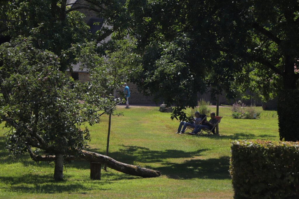 Visiteurs sur des transats dans le verger de l'abbaye