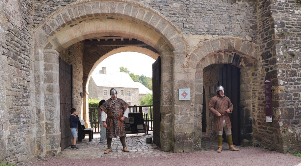 Deux soldats médiévaux gardent la porterie de l'abbaye