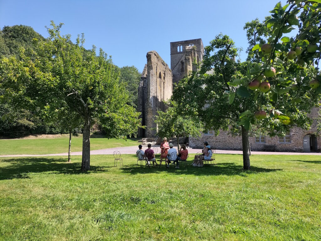 Visite devant l'église abbatiale