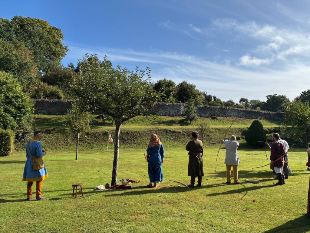 Les archers médiévaux s'entraînent dans les jardins de l'abbaye.