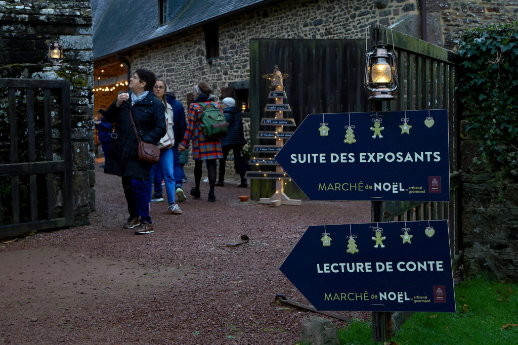 Les panneaux directionnels du marché de Noël 2024 à l'abbaye de Hambye