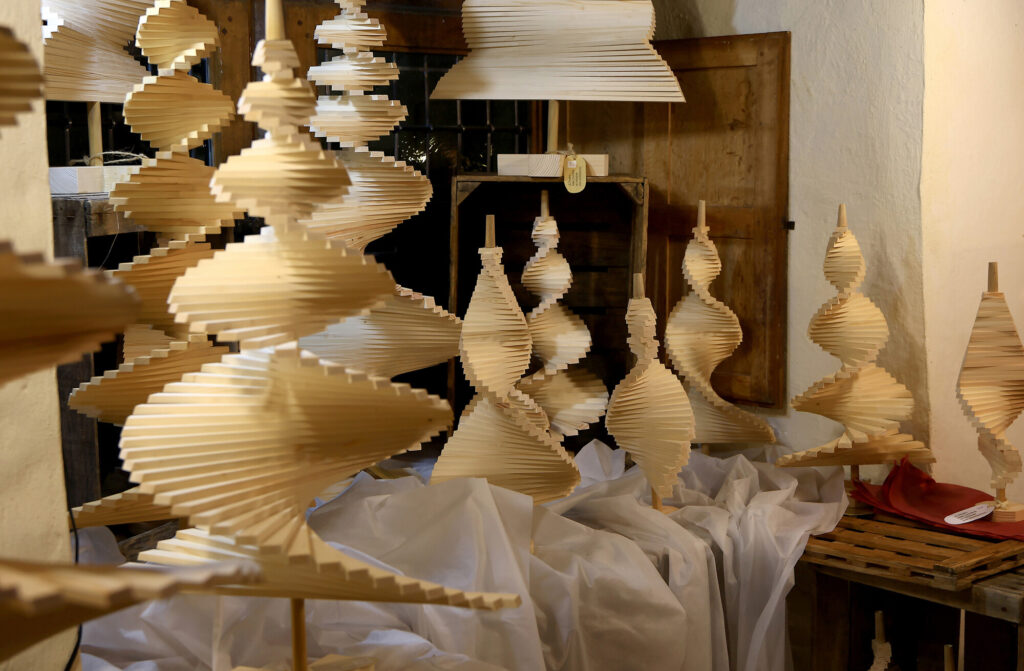 Les sapins en bois de M. Foubert lors du marché de Noël de l'abbaye en 2024