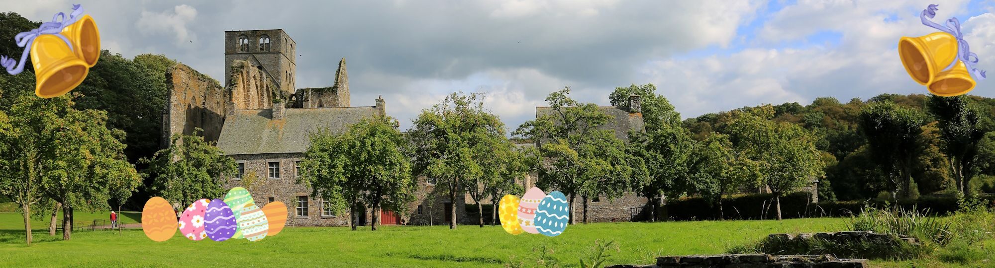 L'abbaye de Hambye parée de décors de paques (cloches et oeufs décorés)