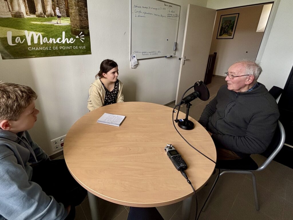 Deux collégiens interviewent Bernard Beck dans un bureau