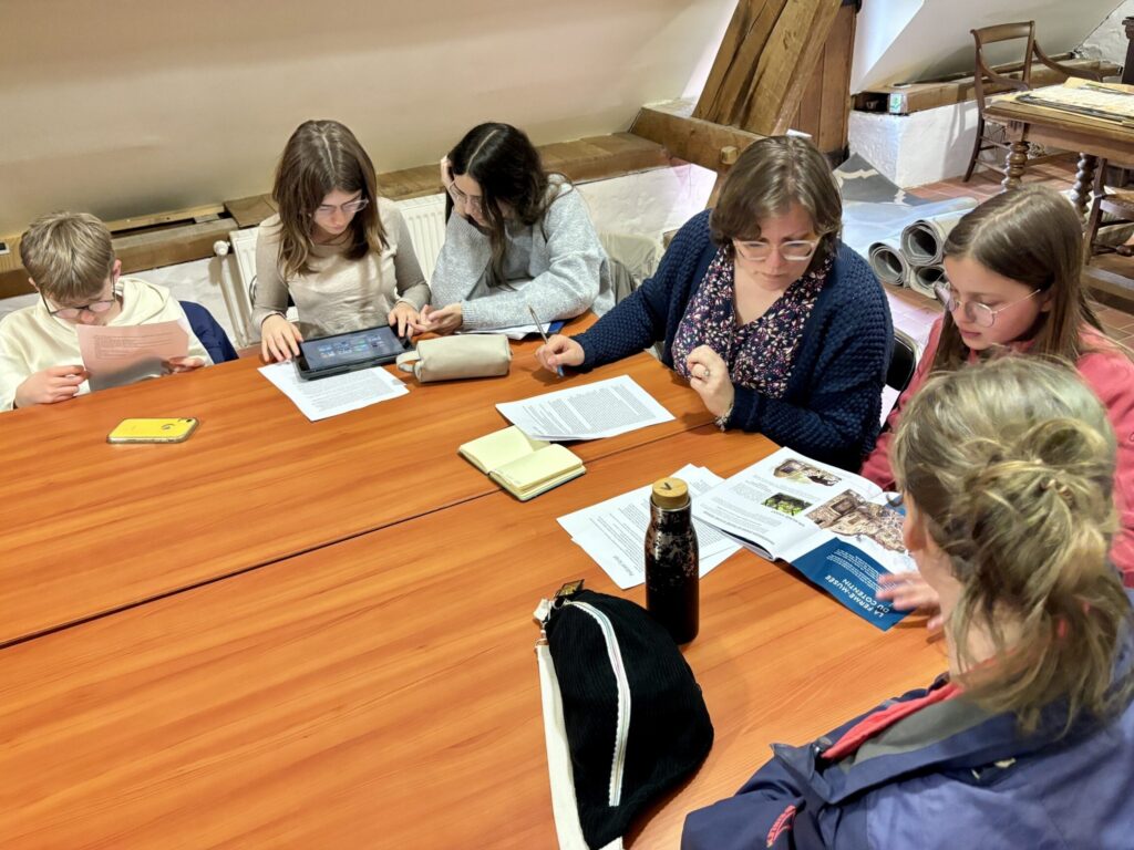 Séance de travail du CDJ50 dans la salle de réunion de l'abbaye de Hambye avec Virginie