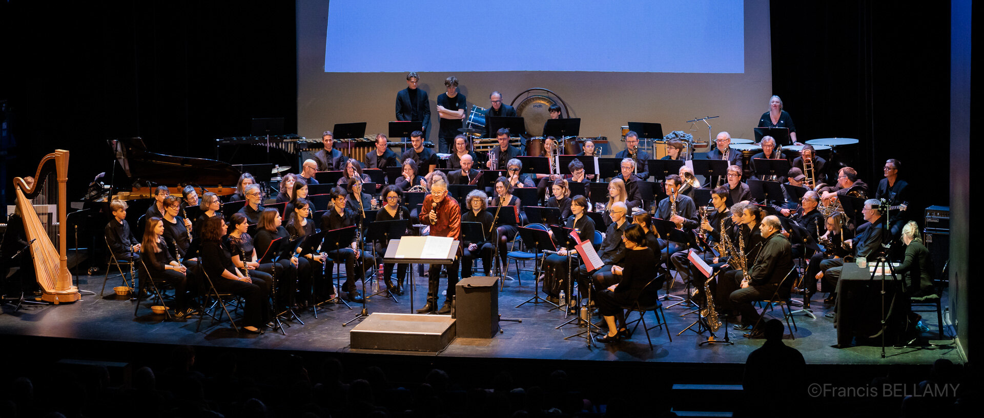 L'orchestre d'Harmonie de Coutances sur la scène du théâtre de Coutances.